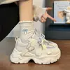 Zapatos Ligeros para Mujer con Diseño de Mariposa, Aumentan la Altura, Adecuados para Todas las Estaciones, Nuevo Modelo 2026, Versátiles Zapatillas de Suela Gruesa para Estudiantes y Padres
