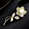Estilo Chino, Elegante, Lujoso, Elegante, Fresco, Perlas de Agua Dulce, Lujo Accesible, Broche de Camelia Retro y Atmosférico