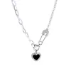 Collar de corazón negro para mujer, nuevo modelo popular 2026, nicho de lujo ligero, cadena dulce y genial para la clavícula, accesorio de cadena de suéter de alta gama