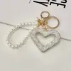 Chaveiro Coração Vazado com Strass Criativo Feito à Mão Estilo Ins Versátil Pingente de Bolsa com Pérola em Formato de Coração Presente