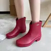 Botas de Chuva Japonesas e Coreanas Transfronteiriças para Mulheres, Sapatos de Borracha Antiderrapantes para Cozinha para Mulheres, Botas de Chuva Impermeáveis Resistentes ao Desgaste para Uso Externo e Lavagem de Carros para Mulheres