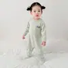 Novo macacão de seda para primavera e outono para bebês, com design ombro a ombro, mangas compridas, estilo pullover e pode ser usado como roupa de engatinhar, pijama ou body.