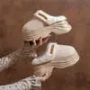 Pantuflas de Algodón Grueso para Mujer que Aumentan la Altura 2026 Otoño/Invierno Nuevos Zapatos Cerrados de Algodón Antideslizantes Forrados de Felpa Cálidos para el Hogar