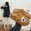 Meias Pantufas Retrô Desenho Animado Bico Fechado para Mulheres 2026 Primavera e Outono Novas Pantufas Slip-On com Solado Macio Aumentadoras de Altura Sapatos Preguiçosos Femininos