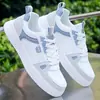 Zapatos de Hombre 2025 Verano Nuevas Zapatillas Versátiles de Moda Casual para Hombre con Plataforma Interna Transpirables Impermeables Zapatos Blancos para Estudiantes