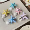 Pinza para el pelo con forma de estrella de mar y concha de perla, estilo resort costero, incrustada de diamantes, sensación de lujo ligero y alta gama, accesorio de moda para el cabello para mujer
