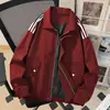 Chaqueta de estilo retro americano de moda con cuello vuelto para hombre, nueva chaqueta deportiva casual holgada de estilo universitario para primavera y otoño con tres rayas