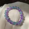 Pulsera de mujer con texto en inglés "Bodhi hand string around the finger", versión para estudiantes, con degradado suave en azul melocotón y rosa.