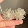 Pendientes de Flor con Cuentas Estilo Vacacional 2026 Nuevo Diseño de Lote Pequeño Pendientes de Botón con Sensación Suave de Alta Gama Joyería de Oreja de Perla con Temperamento