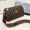Moda al por mayor transfronteriza Bolso cruzado simple para madre de mediana edad Bolso de hombro con textura de PU estampado retro Bolso cuadrado pequeño tipo almohada