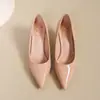 Zapatos de tacón grueso versátiles de cuero suave francés, suela blanda, para mujer, novedad de verano 2026, punta fina, boca poco profunda, elegantes zapatos de tacón alto.