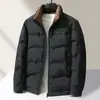 Chaqueta de plumón para hombre 2026 Otoño/Invierno Bloque de color Cuello alto Versión con cremallera Juvenil Ligera Cálida 90% Plumón de pato blanco Abrigo casual