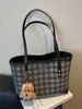 Bolso de Axila de Nicho Estilo Coreano para Mujer Otoño 2025 Nueva Moda Bolso de Hombro a Cuadros Super Popular Versátil Bolso Tote de Gran Capacidad