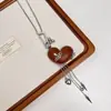 Collar Colgante de Cuero con Corazón Dulce y Fresco Cadena Elegante de Suéter de Alta Gama para Mujer 2025 Nuevo Collar de Nicho Accesorios