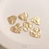 Latón Relleno de Oro de 14K Color Duradero Forma de Corazón Superficie Cóncava-Convexa Pie Martillado a Mano Agujero Doble Agujero Único Colgante Corazón de Melocotón Accesorios Hechos a Mano para DIY