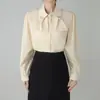 Camisa Holgada de Satén de Acetato con Cuello Puntiagudo Tachonado de Diamantes para Mujer, Nuevo Estilo Primavera y Otoño, Elegante Top Camisa de Seda con Lazo Pequeño