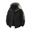 Nueva Chaqueta de Algodón Engrosada para Hombre Otoño e Invierno 2026, Abrigo de Algodón Casual Holgado de Marca de Moda, Chaqueta a Prueba de Frío de Color Sólido con Tres Rayas para Hombre