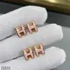 Pendientes H Mini de Alta Gama para Mujer, Pendientes de Esmalte con Letra H en Oro Rosa para Hombre, Pendientes de Pareja de Moda Venta Directa al por Mayor
