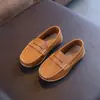 Zapatos casuales tipo mocasín para bebé y niño pequeño de estilo británico, zapatos casuales de cuero con suelas suaves, zapatos sencillos fáciles de poner para niños, superventas de exportación transfronteriza 2026