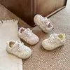 Zapatos para niñas pequeñas 2026 otoño e invierno nuevos elegantes con lazo zapatos de bebé zapatillas transpirables de suela blanda para niños pequeños