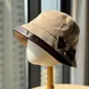 Chapéu de Pescador de Couro Estilo Britânico com Laço para Mulheres Outono Inverno Emagrecimento Facial Aba Enrolada Chapéu Balde Versátil para Passeios Tendência