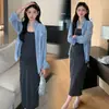 Vestido de Maternidad, Moderno Principios de Otoño Nuevo Estilo Coreano Moda Estilo Perezoso Camisa de Manga Larga Protectora del Sol + Falda de Tirantes con Efecto Adelgazante