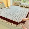 Colcha con diseño de encaje, acolchada y rellena, pieza única, cubierta de cama de invierno gruesa y con forro polar, protector de colchón, juego de tres piezas