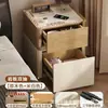 Cofre Inteligente Residencial com Mesa de Cabeceira Integrada, Cofre Antifurto Protegido por Senha, Armário Multifuncional para Quarto com Carregamento Sem Fio