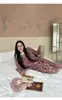 1256 Ropa de Casa Leopardo Dulce y Picante Medio Polar para Mujer Suave Pegajosa Amigable con la Piel Elástica Cuello Redondo Engrosado Cálido Se Puede Usar Afuera Pijamas