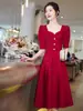 Vestido Vermelho de Alta Costura Estilo Hepburn Francês, Novo Modelo Verão 2026, Vestido Toast para a Noiva, Acinturado, Emagrecimento e Elegante