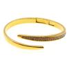 Pulseira de Abertura com Diamantes Cauda de Cobra Pulseira Design de Nicho Textura Aço Inoxidável Dourado Cabeça Cônica Pontiaguda Pulseira Totalmente Diamantada Personalizada