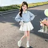 Conjunto de Duas Peças da Moda e Individualista para Meninas da Primavera e Outono: Moletom com Gola Reversível, Laço Doce e Saia com Renda Costurada