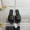 Chinelos Acolchoados com Etiqueta de Metal Estilo Tweed Novo Estilo Primavera e Verão 2024 Sapatilhas de Uma Tira Bico Redondo Chinelos de Casa para Mulheres