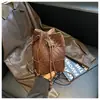 Bolso de cubo tejido de nicho para mujer, nuevo modelo otoño e invierno 2026, bolso pequeño de hombro y cruzado vintage de alta gama, moderno