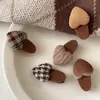 Pinza Pequeña de Corazón Flocado Color Café con Leche Retro para el Cabello de la Frente Flequillo Pinza para el Cabello Accesorios para la Cabeza Nuevo Clip de Pato Otoño e Invierno 2025