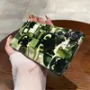 Popular en Europa y América, la funda de teléfono S26 de gato negro con patchwork verde artístico temática de bosque, cubierta protectora de una sola capa para Galaxy S25