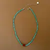 Gargantilla Vintage Floral con Cuentas y Diseño Único, con Piedras Naturales Rojas y Azules, Exudando una Vibración de Alta Gama y Elegancia
