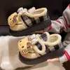 Zapatos de algodón cálidos para mujer con temática de gato de dibujos animados, nueva colección otoño/invierno 2026, con una suela cómoda y acolchada y un diseño de punta redonda, con cierres de velcro