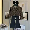 Conjunto de Roupa de Outono para Meninas 2026 Nova Moda Jaqueta Estampada de Leopardo Estilo Coreano Calça Jeans Flare Slim Fit Conjunto de Duas Peças
