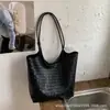 Bolsa de Axila Retrô Grande Capacidade Transfronteiriça Bolsa de Trabalho Feminina 2026 Nova Bolsa Tote Tecida Bolsa de Ombro Simples