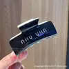 Pinza para el pelo Retro Europea y Americana Bicolor Blanco y Negro con Letra, Pasador Cuadrado para la Parte Trasera de la Cabeza, Pinza Elegante para el Baño