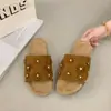 Versão em Couro Macio~Sandálias de Solado Grosso com Biqueira Redonda e Abertas para Mulheres, Estilo Slip-On com Rebites Resistentes e Design Floral