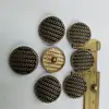Gran cantidad de suministro puntual hebilla de aleación de zinc rayada para coser a mano hebilla de traje accesorios de ropa hebilla decorativa Especial Venta al por mayor