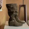 Outono/Inverno 2026 Novo Estilo Botas Empilhadas Franzidas com Aumento Interno de Altura para Mulheres Botas Western de Couro com Fivela Estilo Retrô Botas de Moda para Meia-Panturrilha