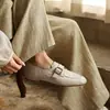 Mocassins de fivela de couro bovino de primeira camada estilo britânico, sapatos de couro macio com bico redondo que não cansam os pés, sapatos femininos de salto baixo com corte profundo