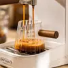 Xícara pequena de leite com cabo de madeira e linhas verticais, xícara de extração de café, xícara medidora de café, xícara de café, ferramenta de espresso de vidro com escala