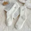 Calcetines de Terciopelo de Visón para Mujer en Invierno, Calcetines Calientes Forrados de Felpa, Calcetines Lindos Bordados de Dibujos Animados de Media Pantorrilla, Calcetines Esponjosos, Blancos