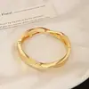 Moda Europeia e Americana Elegante Pulseira Aberta com Linha Ondulada Assimétrica para Mulheres, Luxo Acessível Design de Nicho, Elegante e Versátil de Alta Qualidade