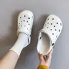 Zapatos perforados de nuevo estilo para mujer, zapatos cerrados de verano para uso en exteriores, sandalias slip-on para hombre, zapatos de playa ligeros de suela blanda, modernos para parejas