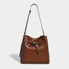 Bolsa Saco Retrô Marrom Outono e Inverno para Mulheres 2026 Novo Design de Nicho Leve de Luxo Versátil para Trabalho Ombro Transversal